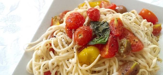 spaghetti with cherry tomato and fresh basil pesto